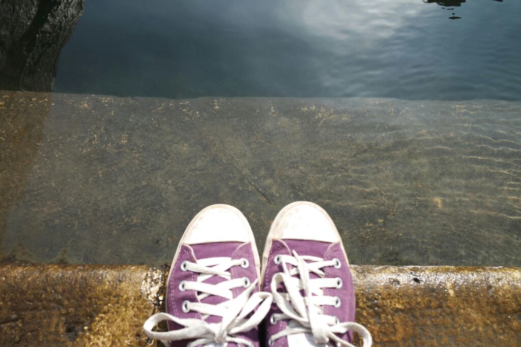 pieds au bord de marches symbole de recommencer de zero comme coach